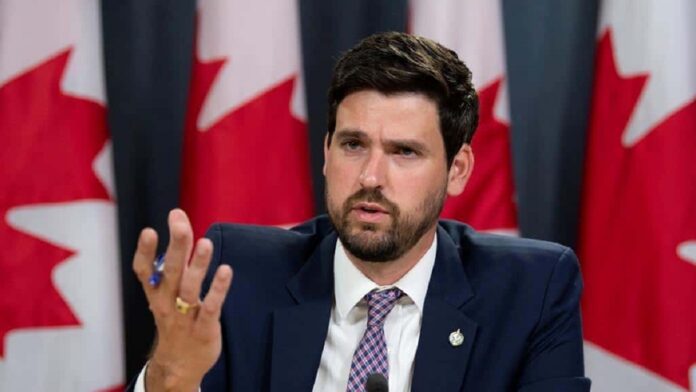 Canada reveals immigration plan amid critical labour shortage