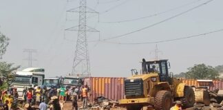 The Joint Task Force on City Sanitation of the Federal Capital Territory Administration (FCTA), has dislodged artisans and traders operating illegally under high-tension wires in Katampe Extension, Abuja.