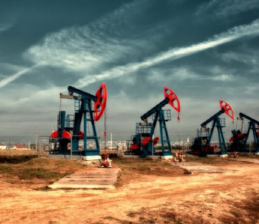 Oil Climbs as Geopolitical Risks Worsen